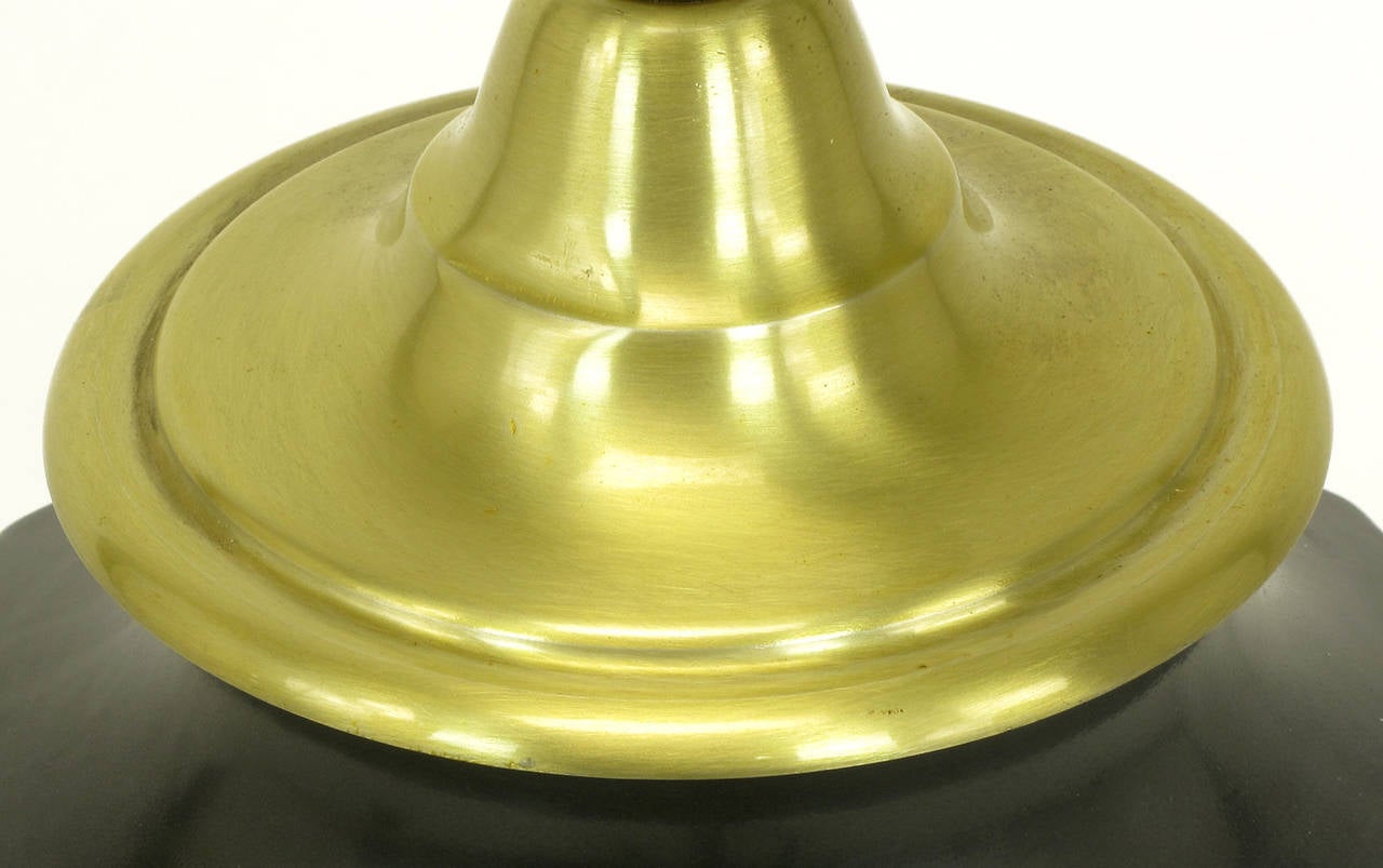 Paar neoklassizistische Lightolier-Tischlampen aus Messing und dunkelgrüner Urne in Urnenform im Angebot 3