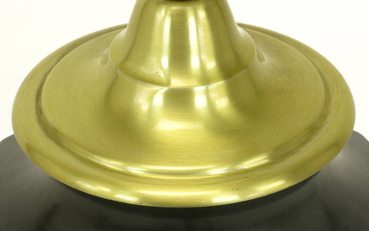 Coppia di lampade da tavolo Lightolier in ottone neoclassico e a forma di urna in verde scuro in vendita 2
