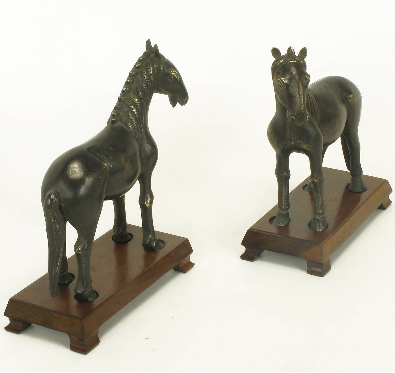 Coppia di figure di stalloni arabi in bronzo con zoccolo in mogano In condizioni ottime in vendita a Chicago, IL