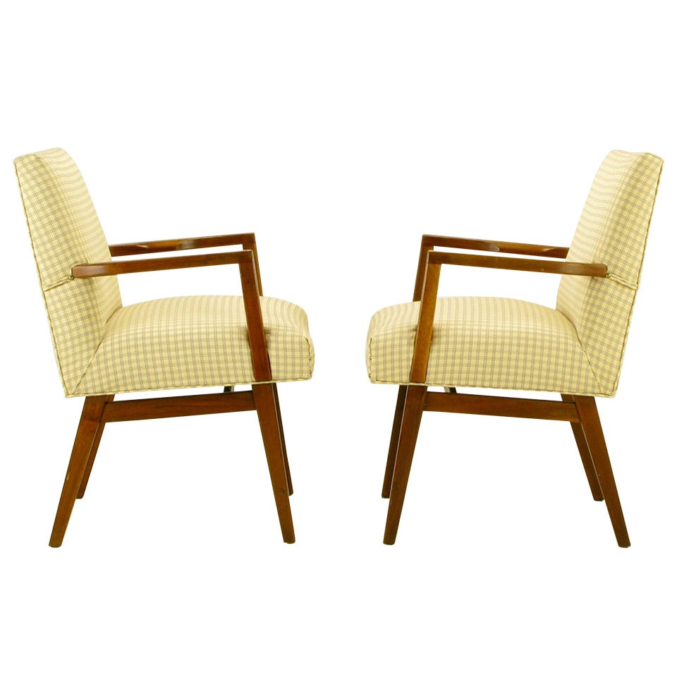 Paar gepolsterte Sessel aus geschnitztem Nussbaumholz und gepolstertem Sessel nach Wormley