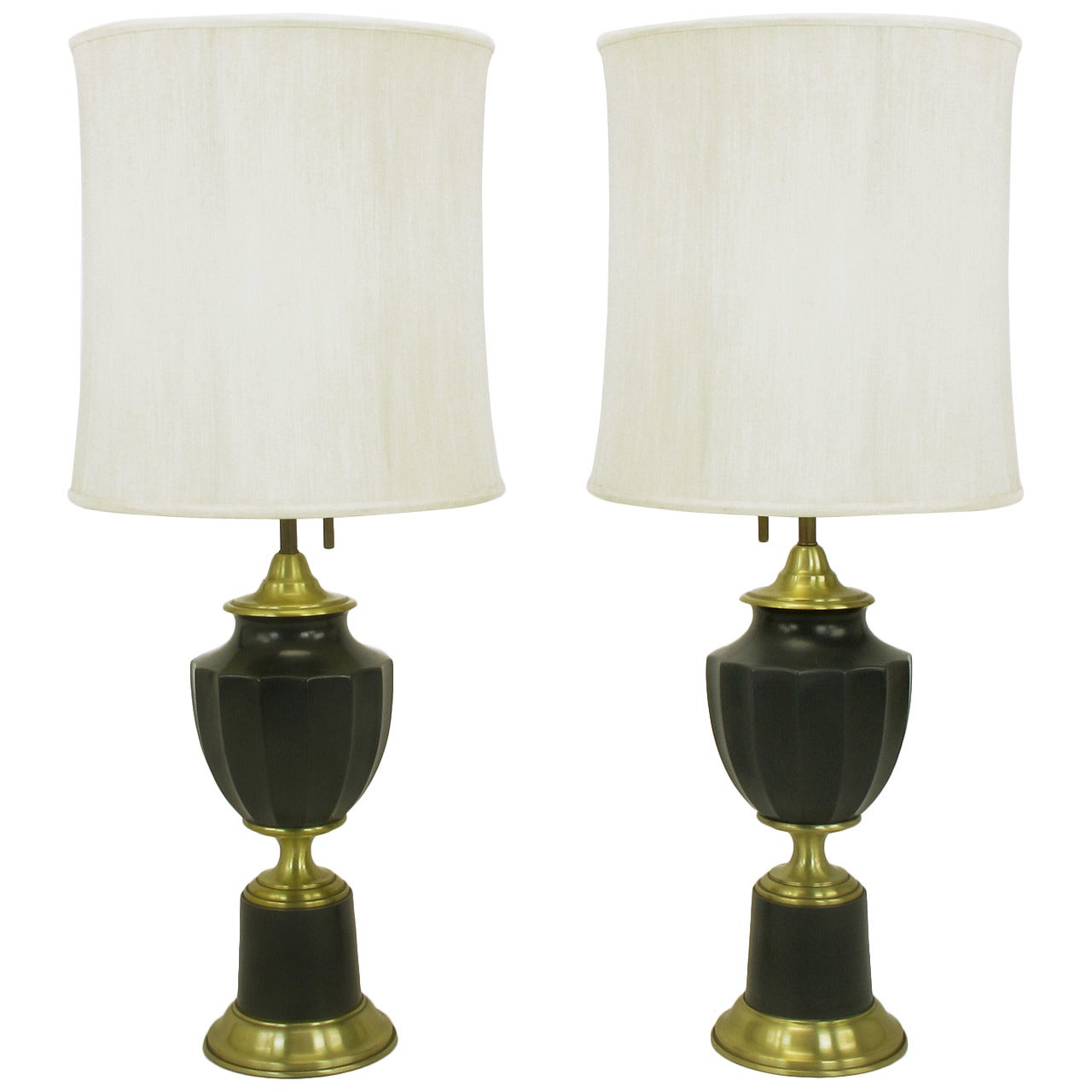 Paar neoklassizistische Lightolier-Tischlampen aus Messing und dunkelgrüner Urne in Urnenform im Angebot
