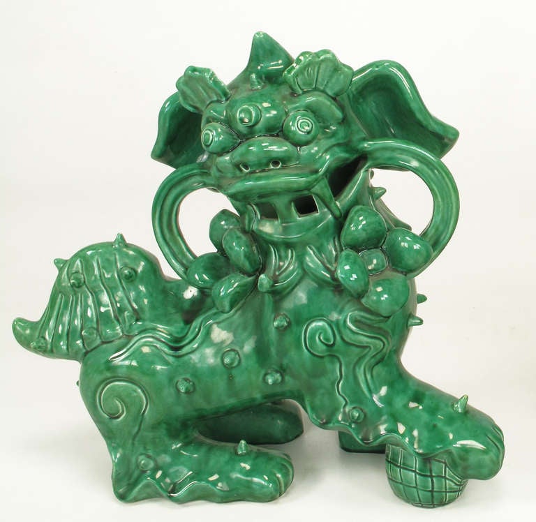 Chinois Grande paire de statues de chien Foo en céramique vert émeraude signé