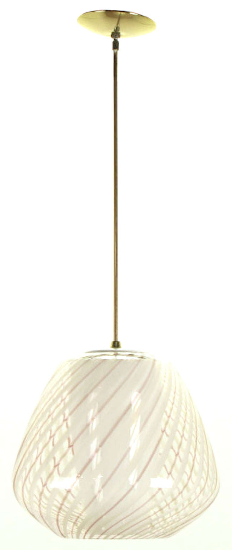 Exquise grande lampe à suspension Lightolier. Globe en verre de Murano soufflé à la main avec des rayures tourbillonnantes en verre clair:: blanc et rose. Diffuseur interne conique en verre de lait avec tige et verrière en laiton. Le globe soufflé à