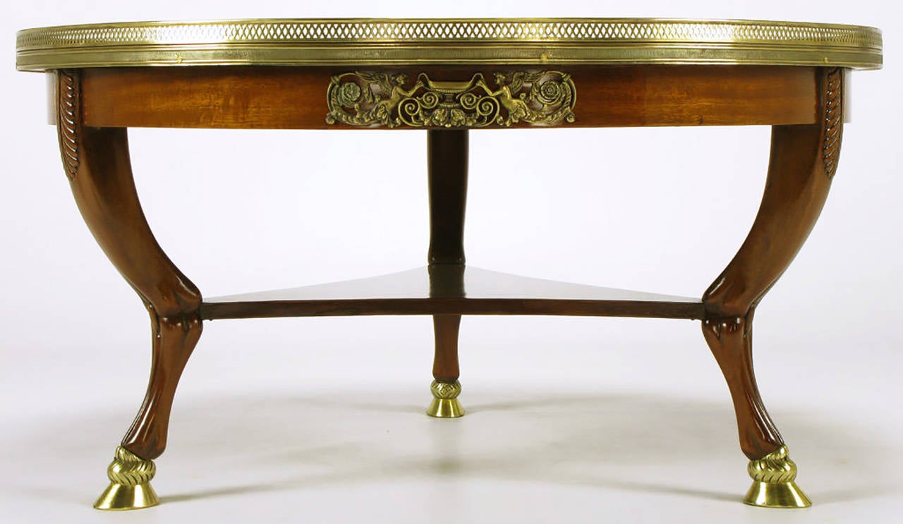 Mesa de centro imperio de caoba y mármol, años 40, con patas de pezuña de bronce en Excelente estado para la venta en Chicago, IL