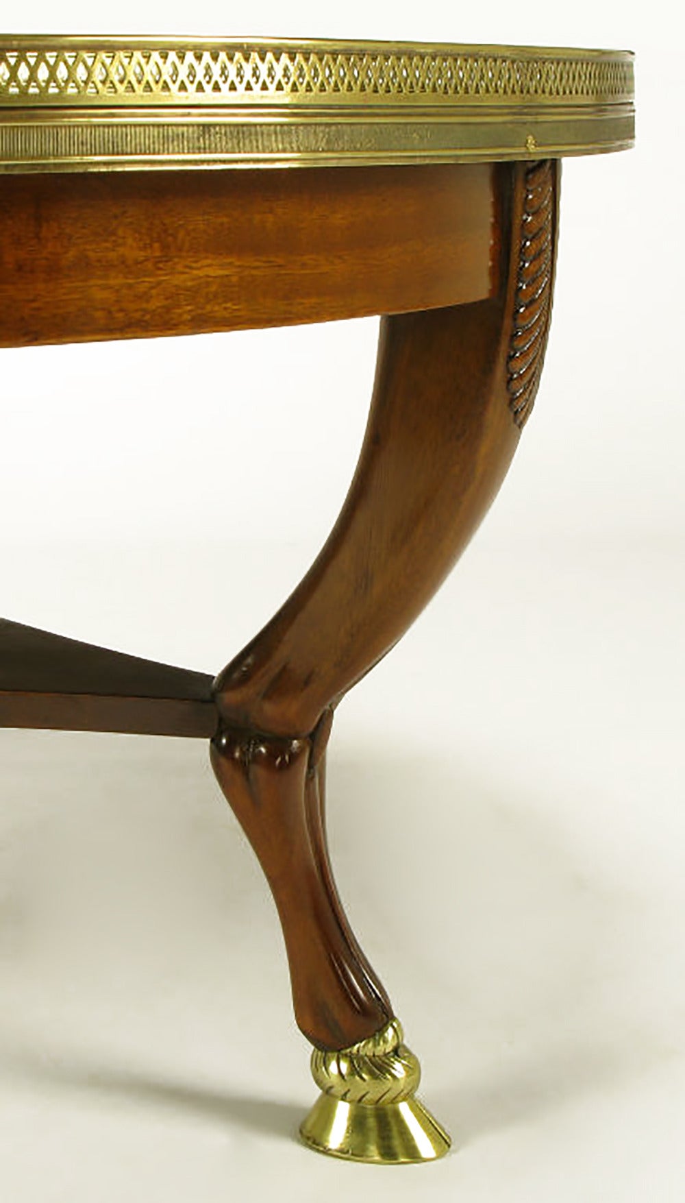 Mesa de centro imperio de caoba y mármol, años 40, con patas de pezuña de bronce Latón en venta