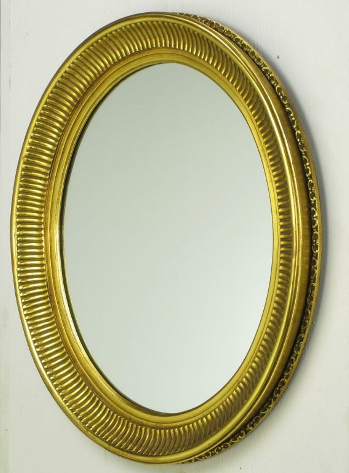 Ovaler Spiegel im französischen Regency-Stil aus geschnitztem Holz und vergoldet