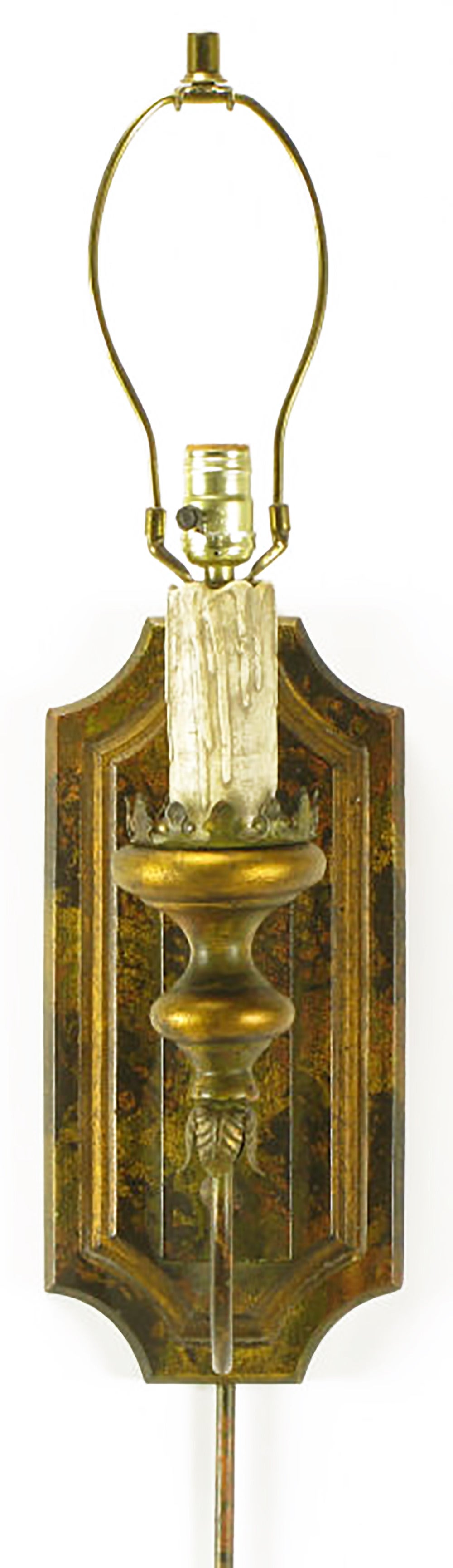 Pareja de candelabros dorados de estilo renacentista Dorado en venta