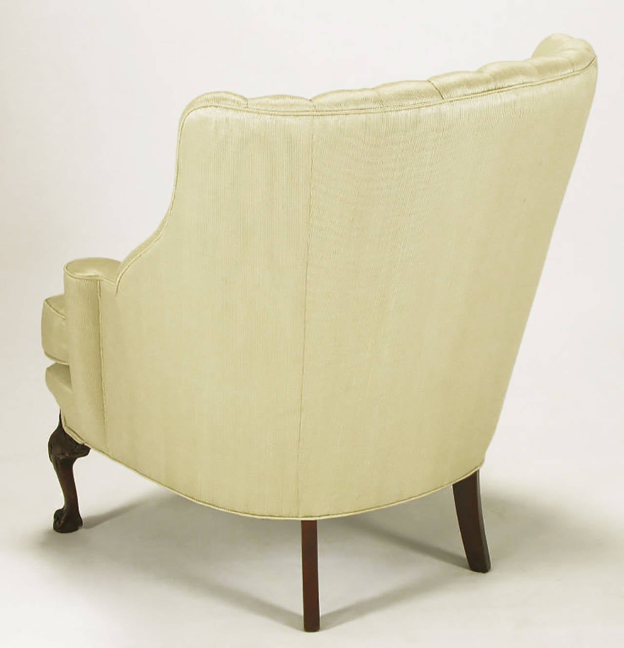 Milieu du XXe siècle Chaise à oreilles géorgienne à dossier cannelé et pieds en griffe des années 1930 en vente