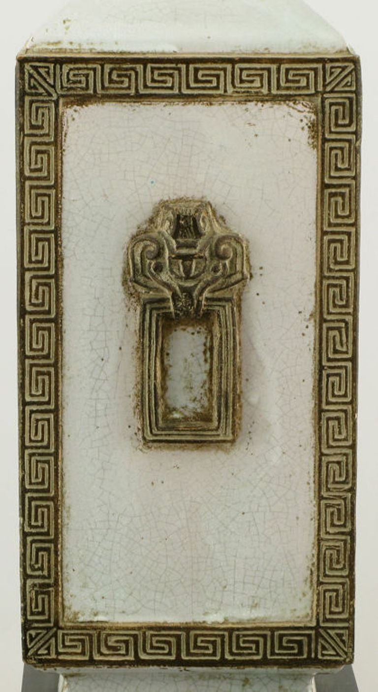 Milieu du XXe siècle Lampe de bureau néoclassique en glaçure craquelée et partiellement dorée avec motif clé grecque en vente