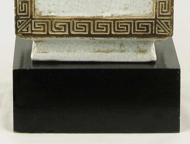 Lampe de bureau néoclassique en glaçure craquelée et partiellement dorée avec motif clé grecque en vente 1