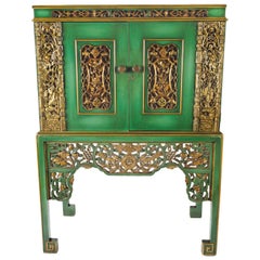 Armoire chinoise vert émeraude incrustée de panneaux anciens dorés