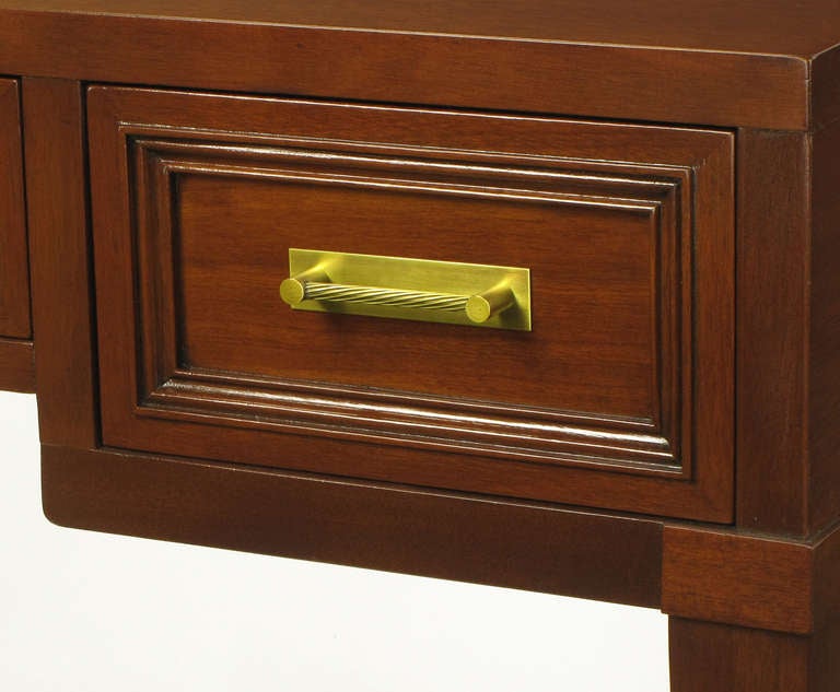 Fine Arts Furniture Co. Elegante Mesa de Escribir de Caoba con Tres Cajones en venta 1