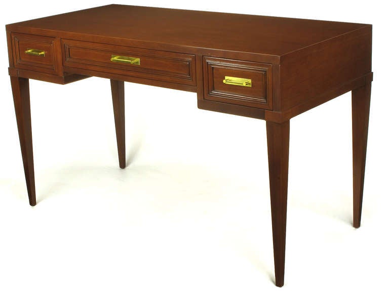Américain Fine Arts Furniture Co. Table à écrire élégante en acajou à trois tiroirs en vente
