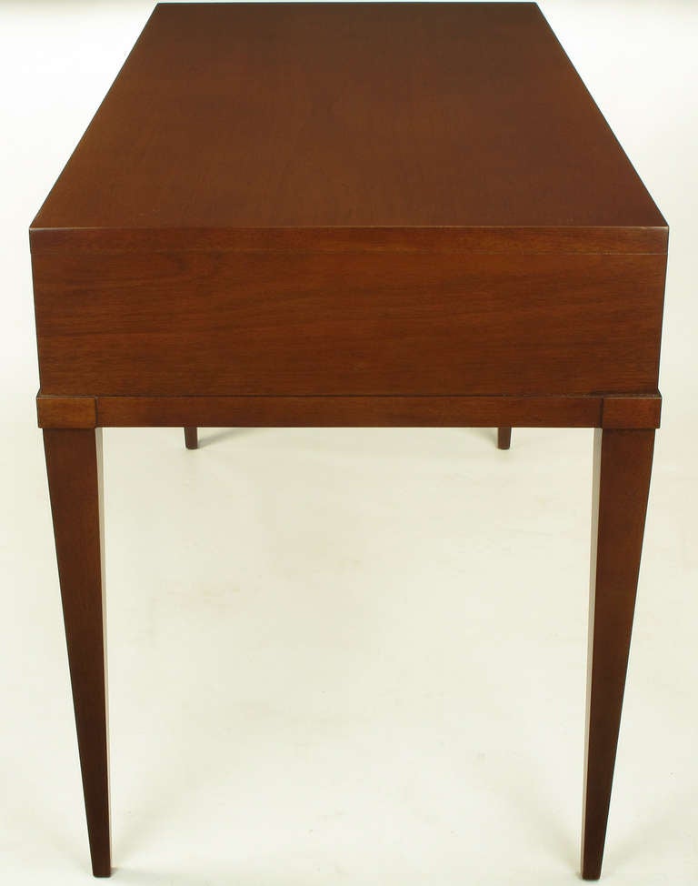 Fine Arts Furniture Co. Elegante Mesa de Escribir de Caoba con Tres Cajones en Excelente estado para la venta en Chicago, IL