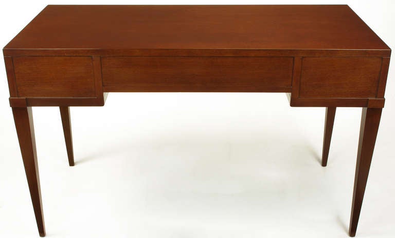 20ième siècle Fine Arts Furniture Co. Table à écrire élégante en acajou à trois tiroirs en vente