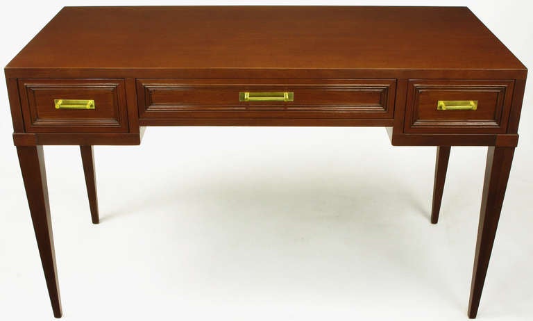 Elegante y moderna mesa escritorio de caoba con tres cajones de Fine Arts Furniture, Grand Rapids MI, un nombre venerable en la historia del mobiliario de Grand Rapids. Tiradores de barra de latón retorcido con escudo rectangular sencillo, cajones