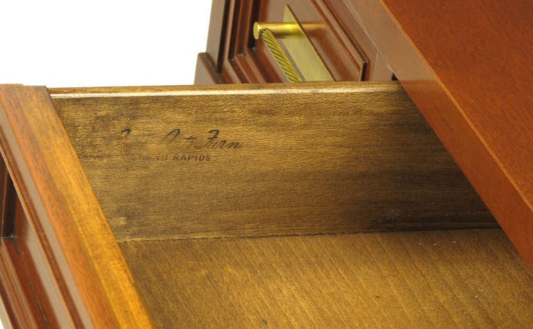 Fine Arts Furniture Co. Elegante Mesa de Escribir de Caoba con Tres Cajones en venta 5