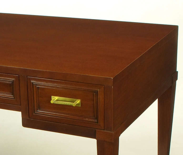Fine Arts Furniture Co. Elegante Mesa de Escribir de Caoba con Tres Cajones en venta 2
