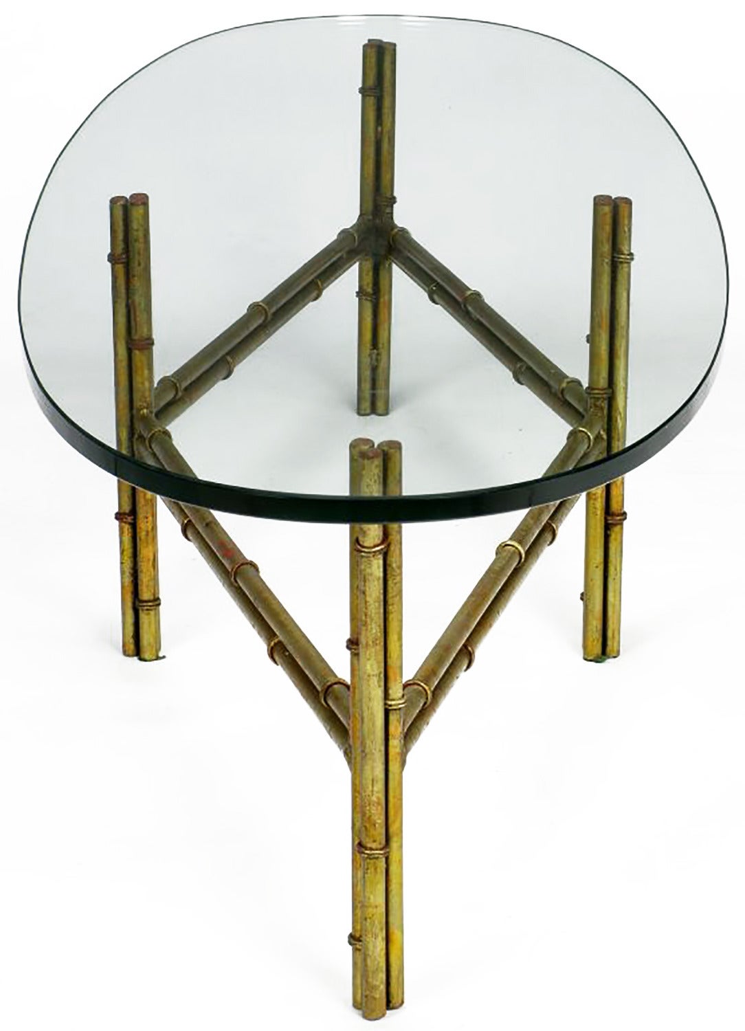 Mesa de centro de metal dorado imitación bambú con tapa de cristal de tabla de surf Dorado en venta