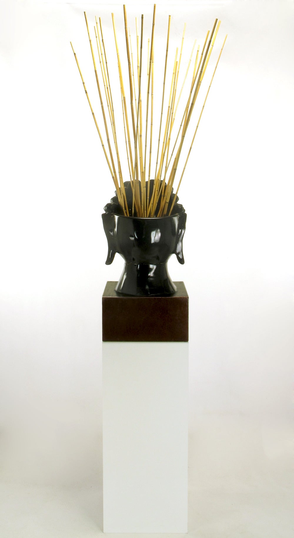 Escultura en forma de Buda de caoba y laca negra sobre pedestal de lucita blanca finales del siglo XX en venta