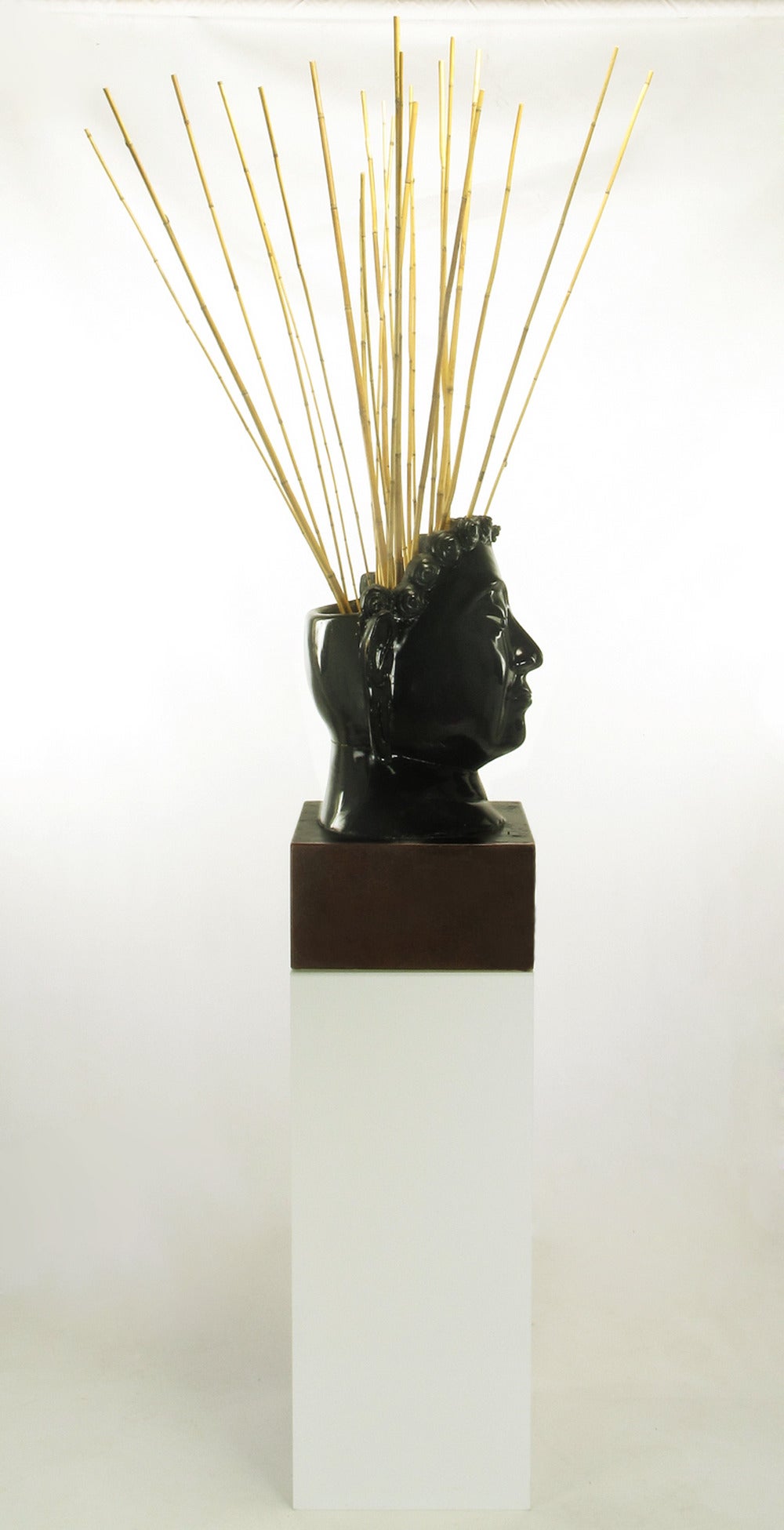 Escultura en forma de Buda de caoba y laca negra sobre pedestal de lucita blanca Lucite en venta