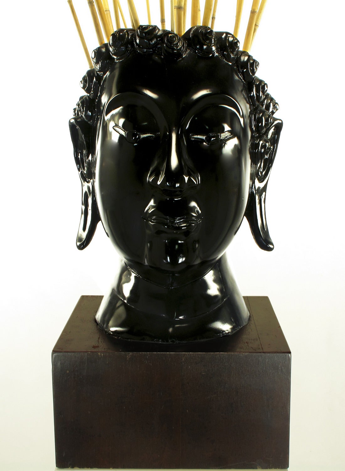 Escultura en forma de Buda de caoba y laca negra sobre pedestal de lucita blanca en venta 1