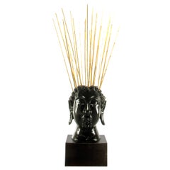 Escultura en forma de Buda de caoba y laca negra sobre pedestal de lucita blanca
