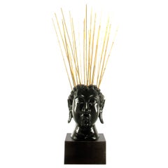 Sculpture en forme de Bouddha en acajou et laque noire sur piédestal en lucite blanche