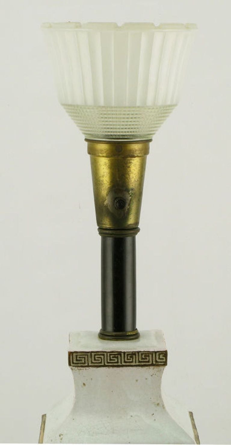 Américain Lampe de bureau néoclassique en glaçure craquelée et partiellement dorée avec motif clé grecque en vente