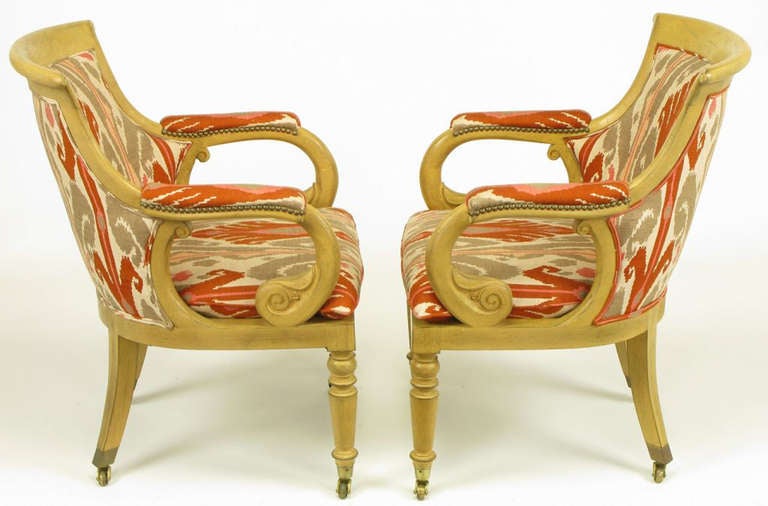 Américain Paire de fauteuils à volutes Regency d'Intérieur Crafts en tissu Ikat en vente