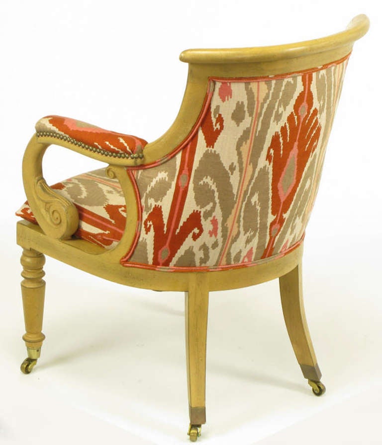 Ein Paar Innenarchitektur-Regency-Sessel mit Schnörkeln aus Ikat-Stoff (Ende des 20. Jahrhunderts) im Angebot