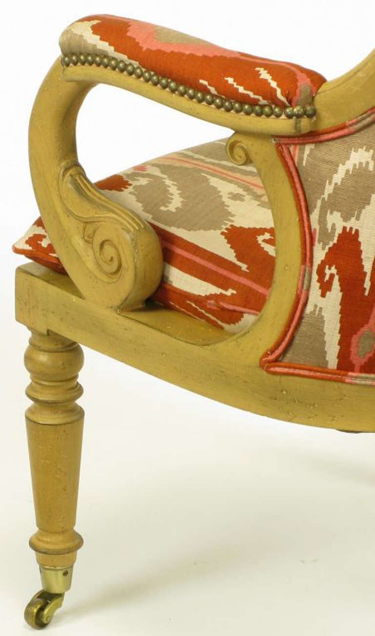 Ein Paar Innenarchitektur-Regency-Sessel mit Schnörkeln aus Ikat-Stoff im Angebot 2
