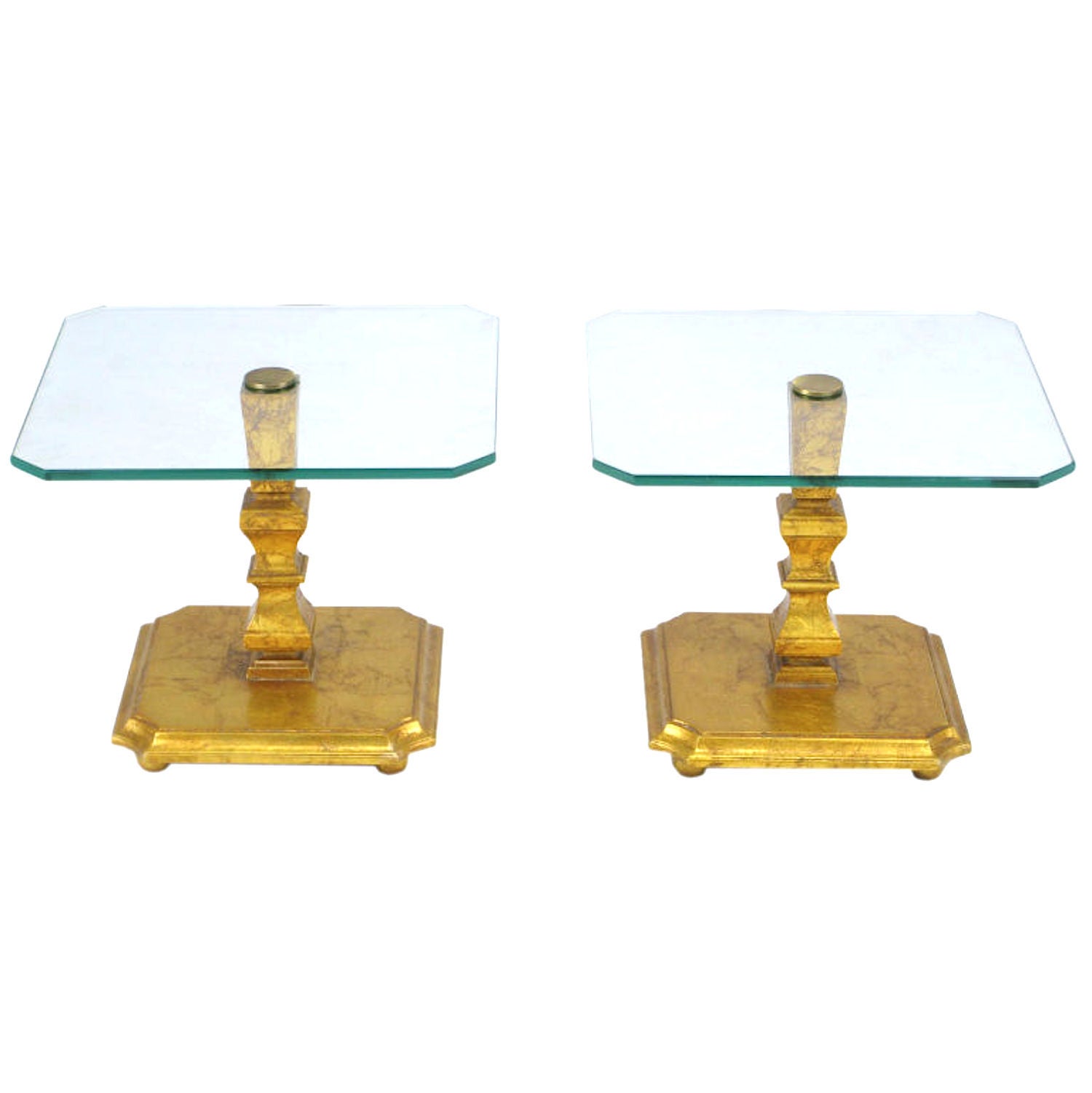 Paar italienische Tische mit Glasplatte aus vergoldetem Holz und abgeschrägten Ecken im Angebot
