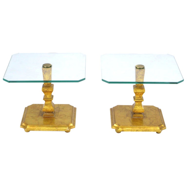 Paire de tables d'angle italiennes en bois doré et plateau en verre à coins inclinés
