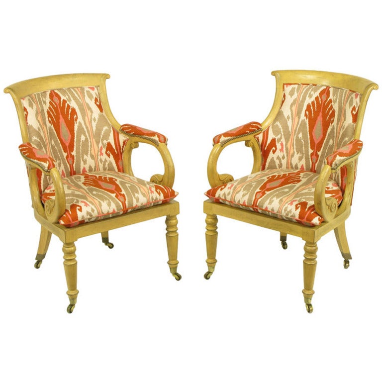 Paire de fauteuils à volutes Regency d'Intérieur Crafts en tissu Ikat