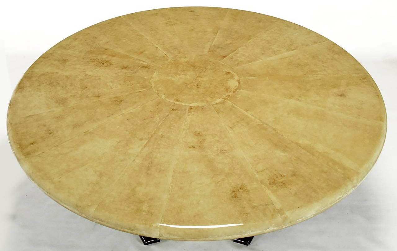 Table de salle à manger Empire avec plateau en peau de chèvre Sunburst et base en laque chocolat Excellent état - En vente à Chicago, IL