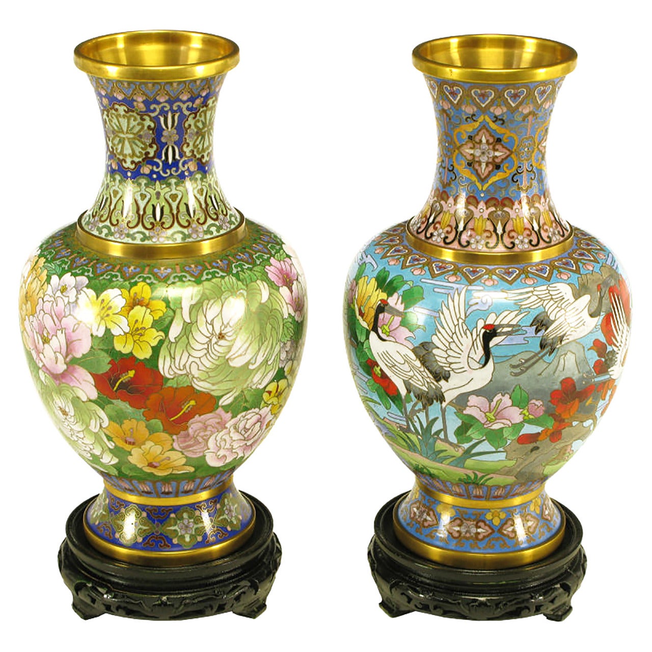 Pareja de Coloridos Jarrones Chinos de Cloisonné Jingfa con Bases de Caoba Tallada