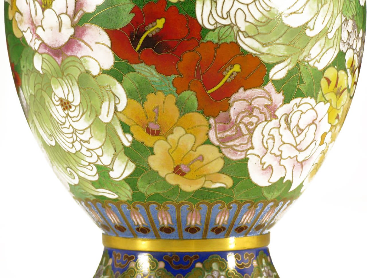 Paire de vases colorés chinois Jingfa cloisonnés avec bases en acajou sculpté Excellent état - En vente à Chicago, IL