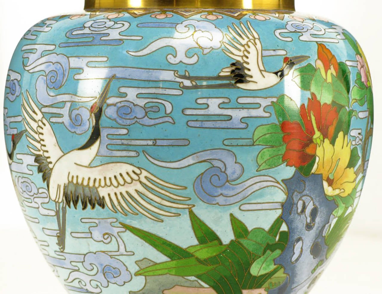 Paar farbenfrohe chinesische Jingfa-Cloisonné-Vasen mit geschnitzten Mahagonisockeln im Angebot 2