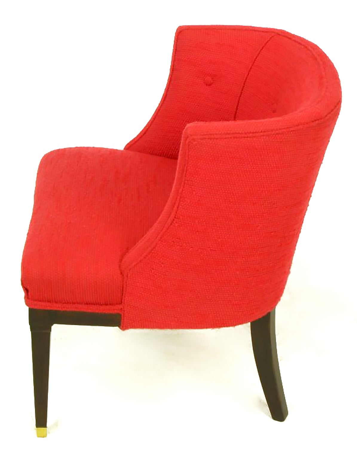 Milieu du XXe siècle Paire de chaises à oreilles pull-up en laine rouge touffetée de boutons et noyer foncé en vente