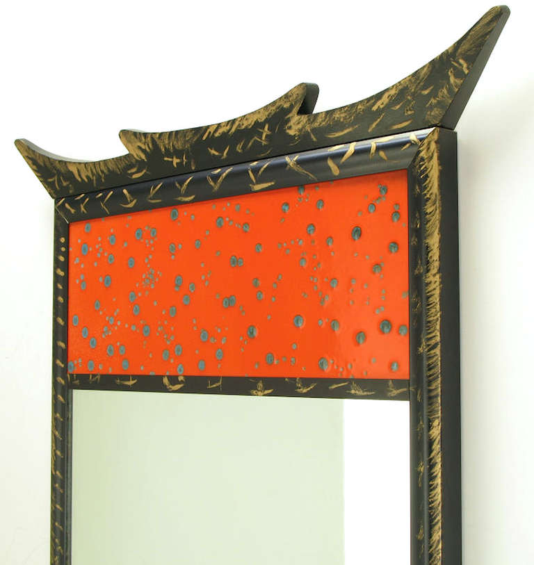 20ième siècle Miroir Trumeau à panneau émaillé de style pagode, doré à la feuille en vente