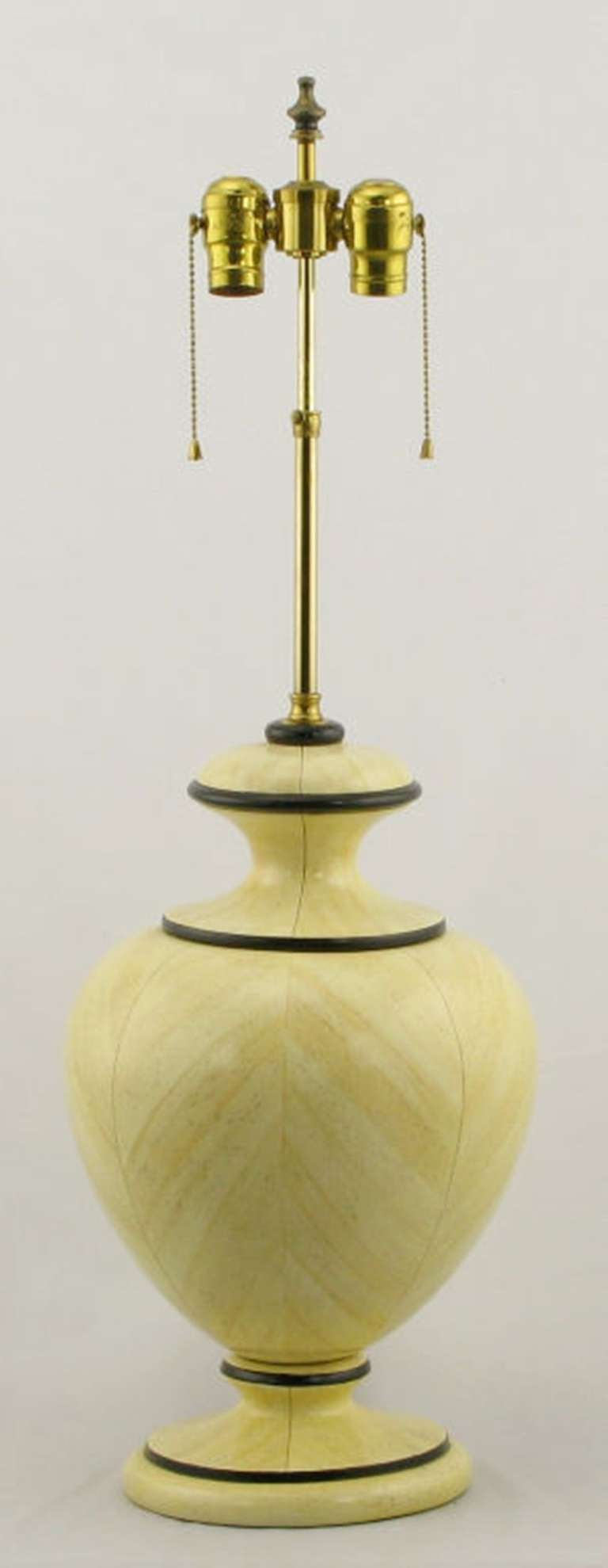 Tischlampe in Urnenform aus geschnitztem Hartholz mit einem lackierten Mosaik aus Travertinstein im Chevron-Design. Zweifach-Beleuchtung aus Messing, verstellbarer Schaft und Endstück. Wird ohne Schirm verkauft.