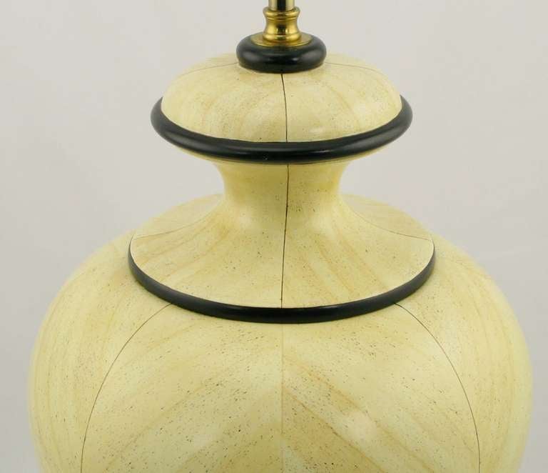 Trompe L'Oeil Travertin-Tischlampe in Urnenform aus geschnitztem Holz (amerikanisch) im Angebot