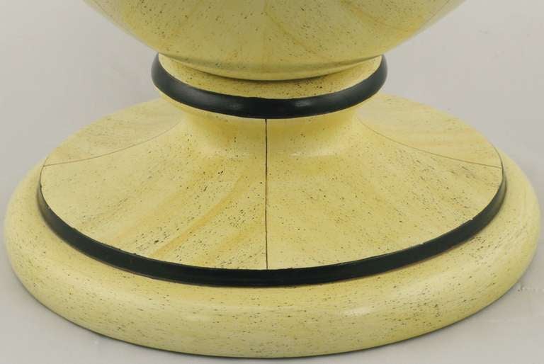 Trompe L'Oeil Travertin-Tischlampe in Urnenform aus geschnitztem Holz (Mitte des 20. Jahrhunderts) im Angebot