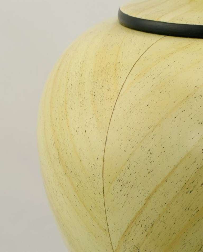 Trompe L'Oeil Travertin-Tischlampe in Urnenform aus geschnitztem Holz im Zustand „Hervorragend“ im Angebot in Chicago, IL