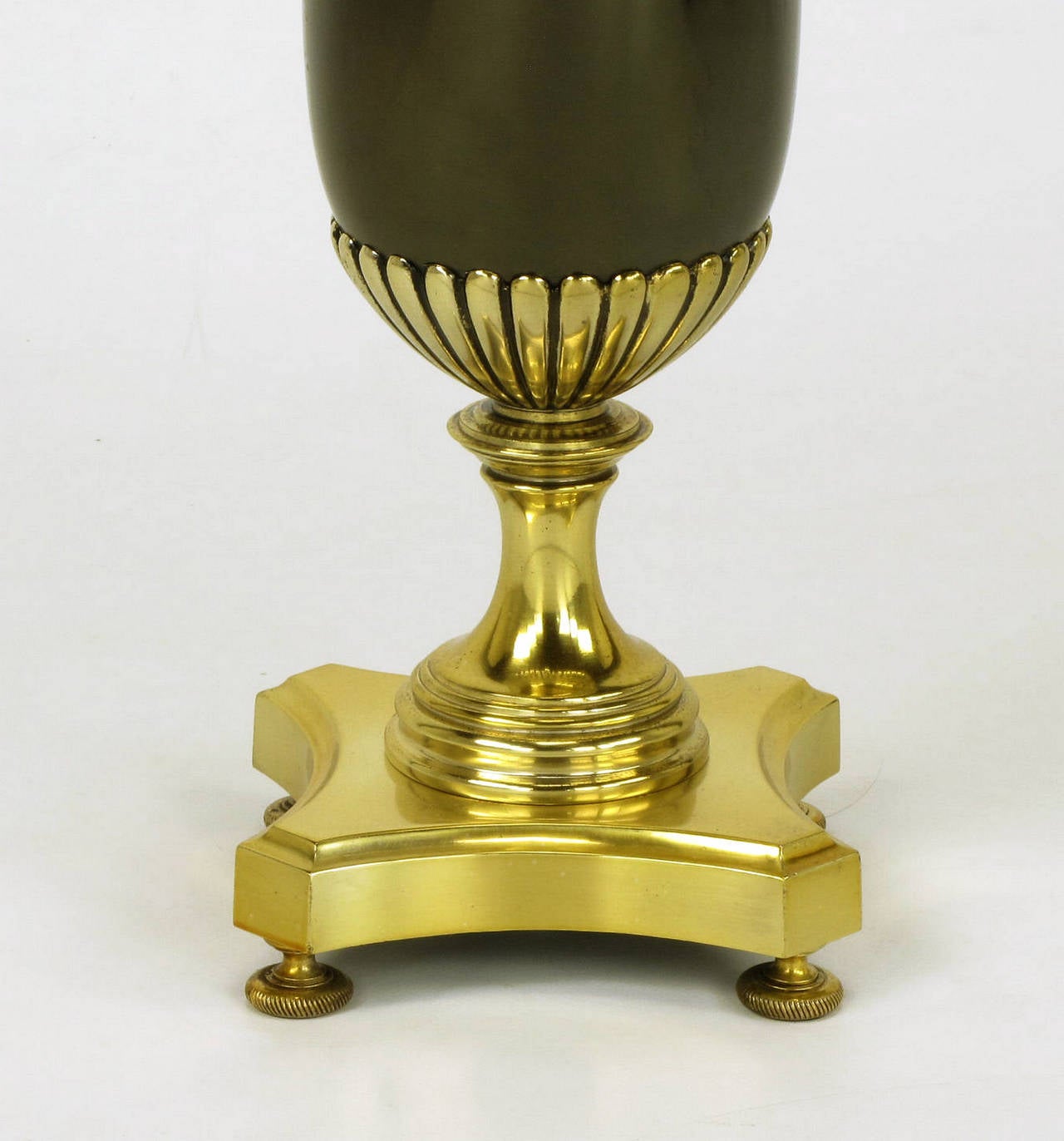 Milieu du XXe siècle Paire de lampes de bureau Rembrandt en forme d'urne en laiton, argent et bronze en vente