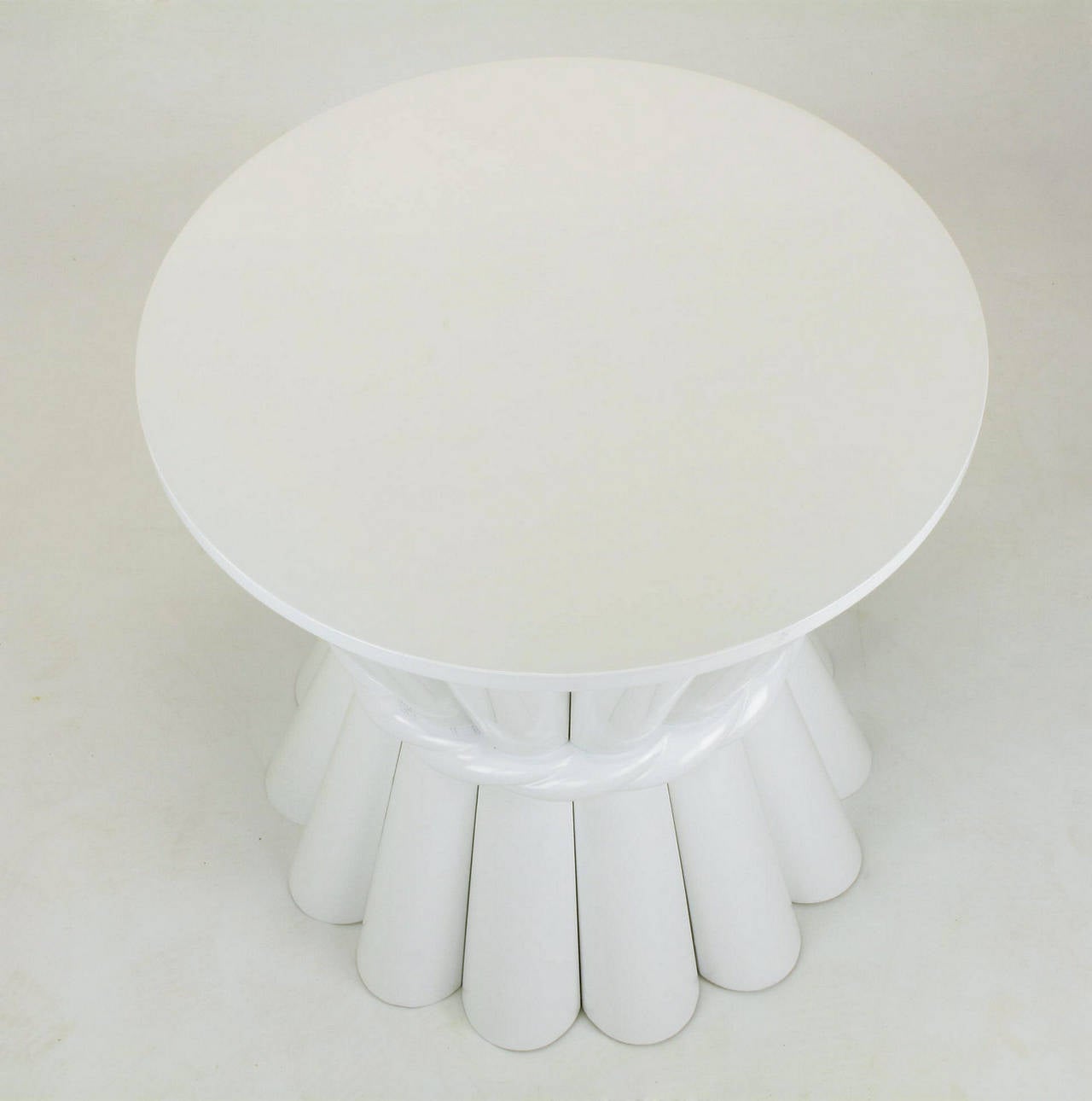 Paire de tables d'appoint rondes en laque brillante blanche 