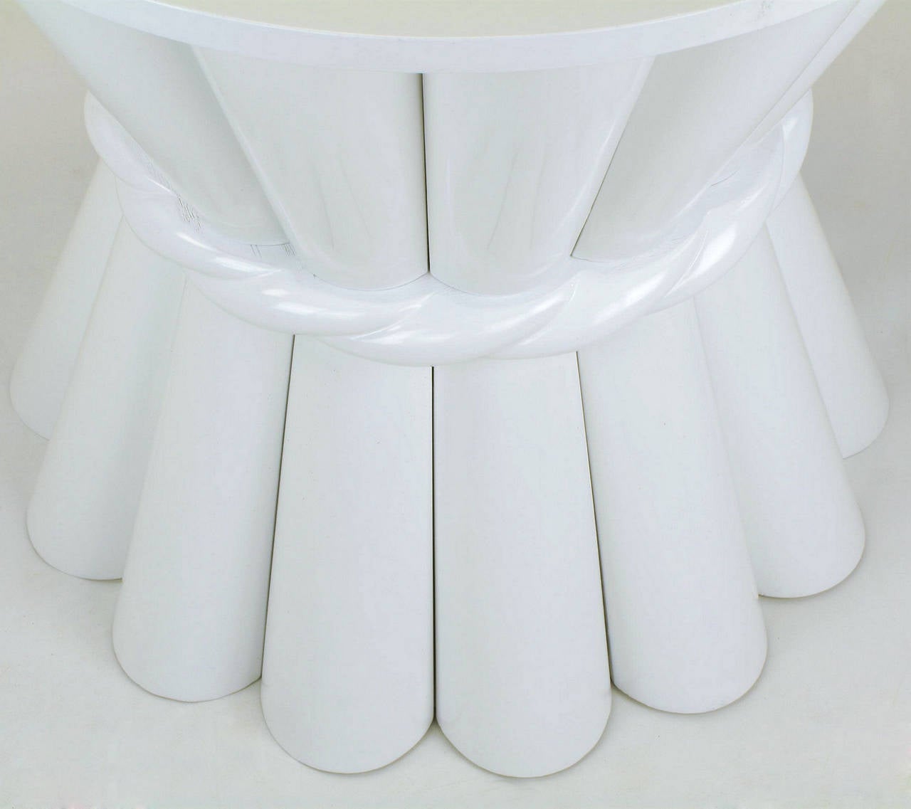 Fin du 20e siècle Paire de tables d'appoint rondes en laque brillante blanche 