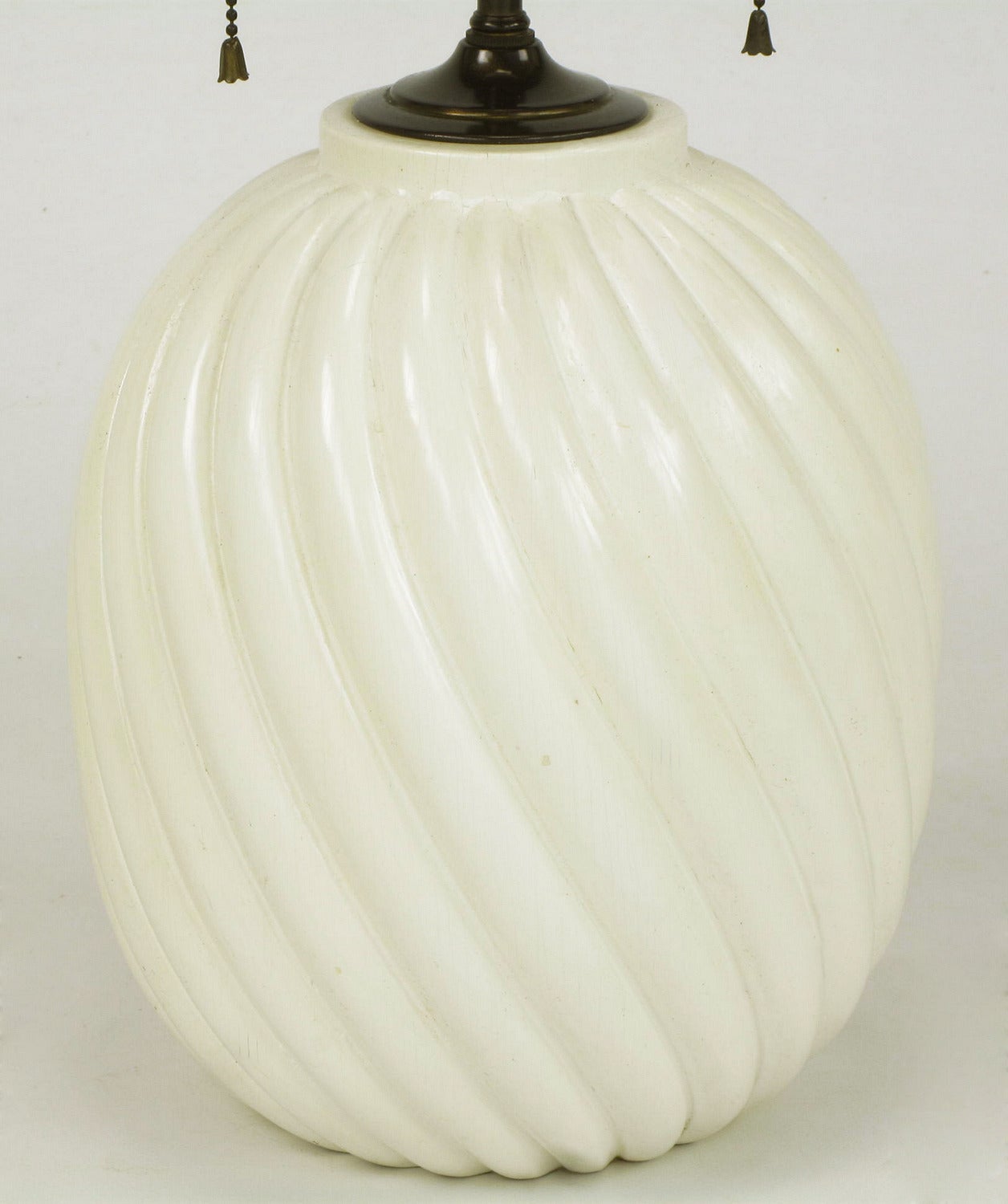Mid-20th Century Spiral Carved and Off-White Lacquered Solid Wood Gourd Form Table Lamp For Sale
