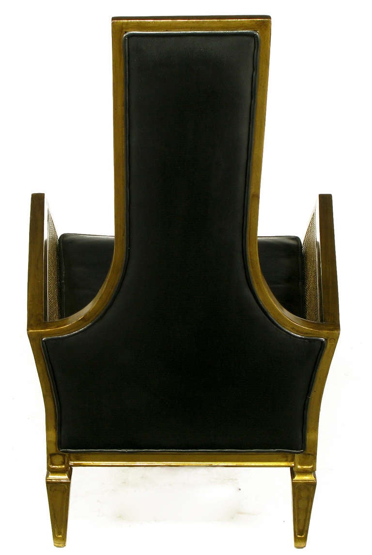 Milieu du XXe siècle Fauteuil de salon de style mauresque en Naugahyde noir avec finition dorée ancienne en vente